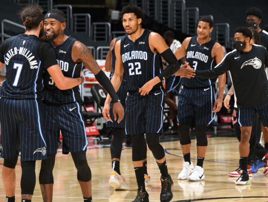 詹姆斯篮板抢断关键时刻锁定胜局（詹姆斯关键篮板与抢断一锤定音）