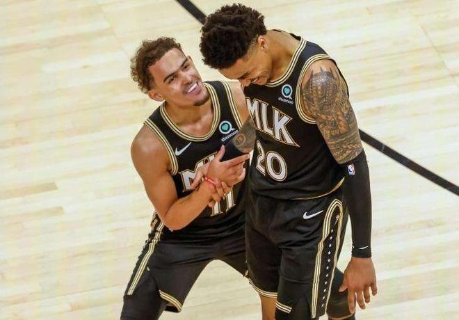 从手足无措到游刃有余，齐达内在公园学着踢毽子（齐达内在公园练踢毽子，从生疏到娴熟）