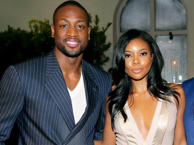 杜兰特关键中投命中，全场欢呼（杜兰特关键中投得手，全场沸腾）